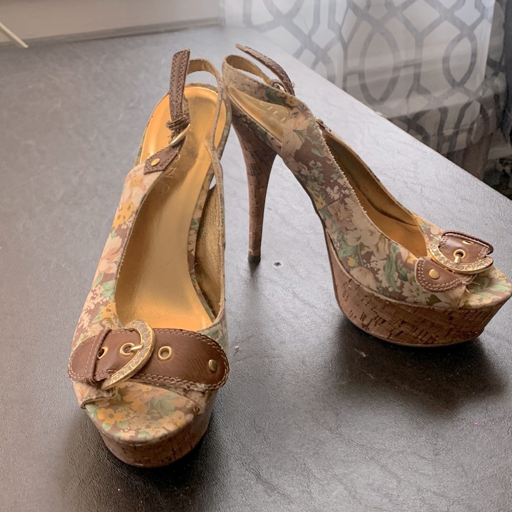 Floral platform heels🌸🌸